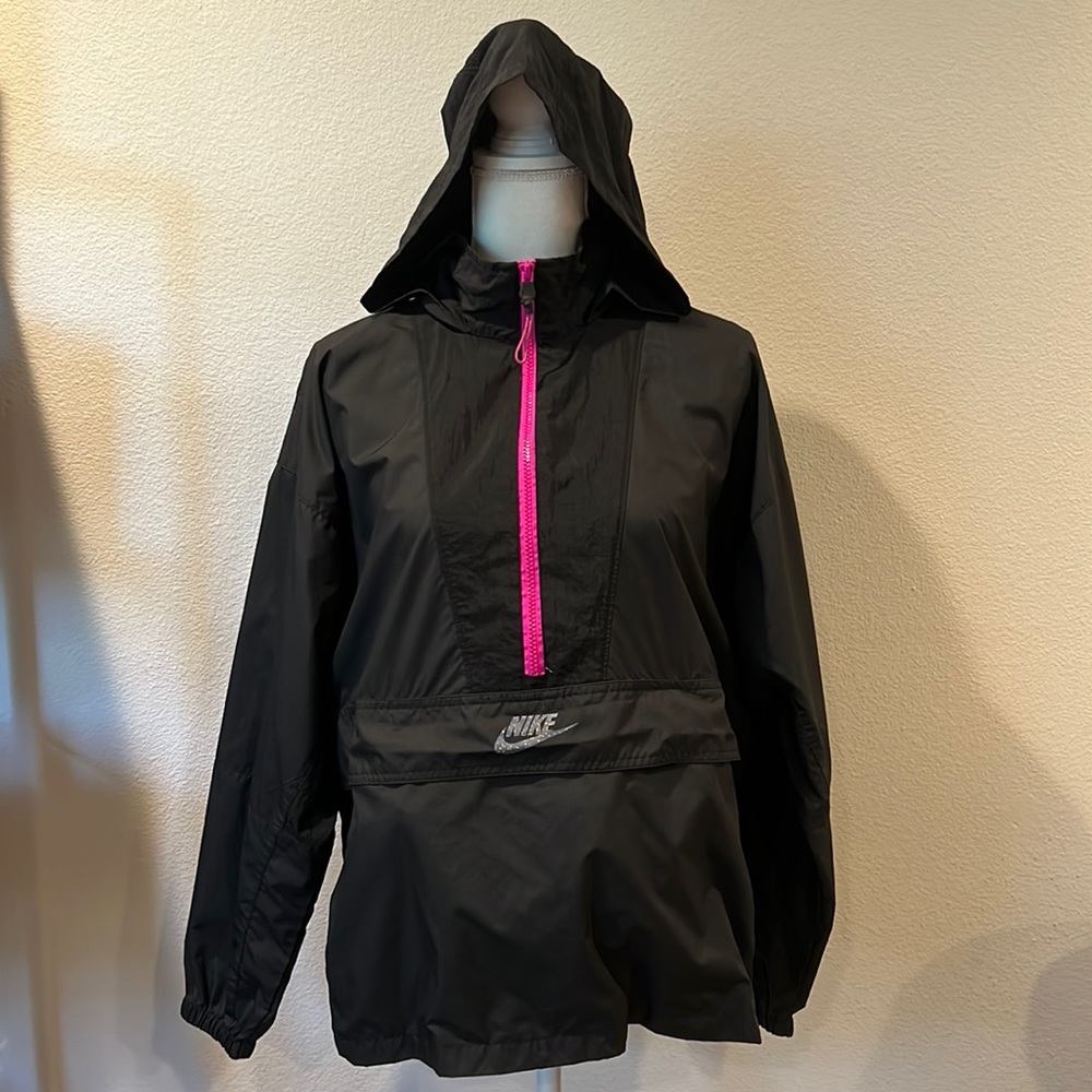 Nike Womens windbreaker half zip!
